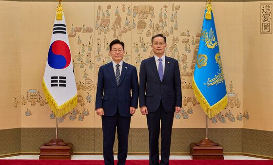 이재명 대통령, 이형일 부총리에게 임명장 수여