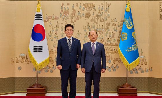 이재명 대통령, 송두환 특조위원장에게 임명장 수여