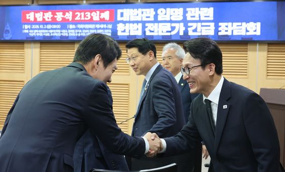 인사나누는 김민석 대표