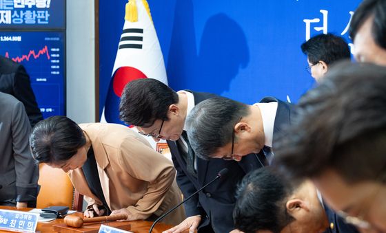 고개 숙여 인사하는 민주당 지도부