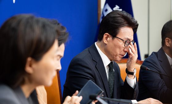 안경 고쳐 쓰는 김민석 대표