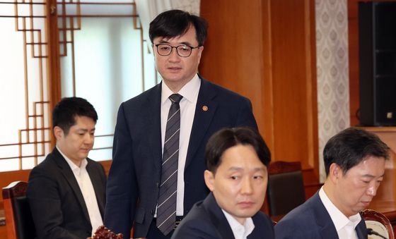 불법사금융 근절 범정부 TF 회의 참석하는 임기근 국조실장