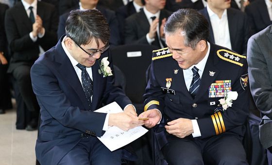 인사 나누는 전종민 중수청 차장과 김종철 경찰청장 직무대행