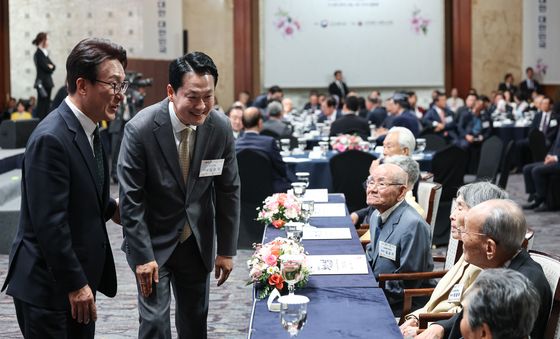 인사하는 김민석·장동혁 대표