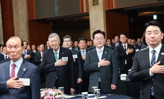국민의례 하는 이재명 대통령