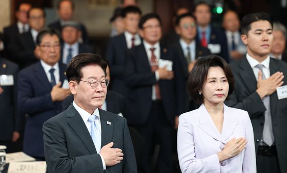 국민의례 하는 이재명 대통령·김혜경 여사