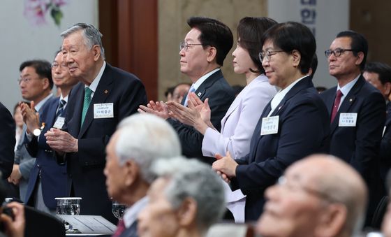 박수 치는 이재명 대통령