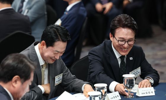 대화하는 김민석·장동혁 대표