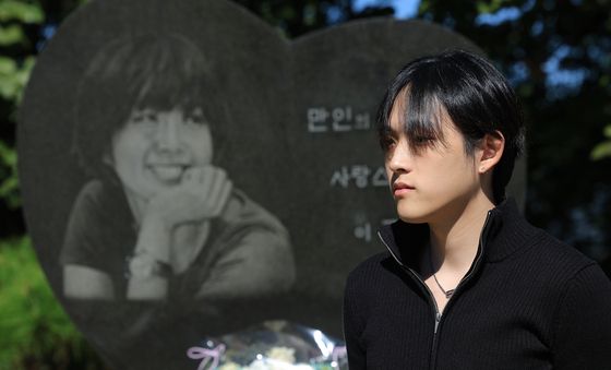 故 최진실 18주기, 아들 최환희 묘역 찾아 추모