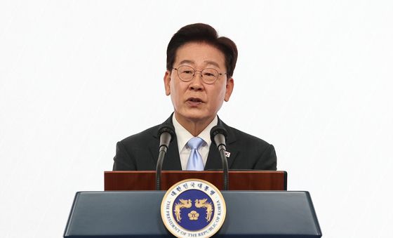 노인의 날 기념식 축사하는 이재명 대통령