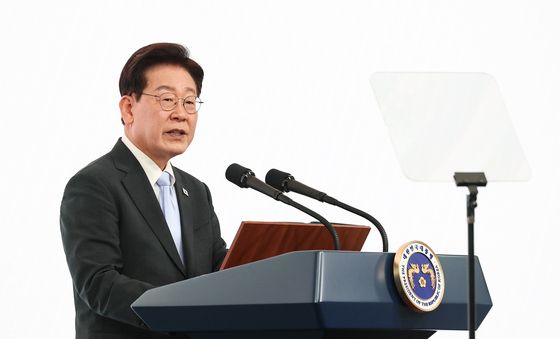 노인의 날 기념식 축사하는 이재명 대통령
