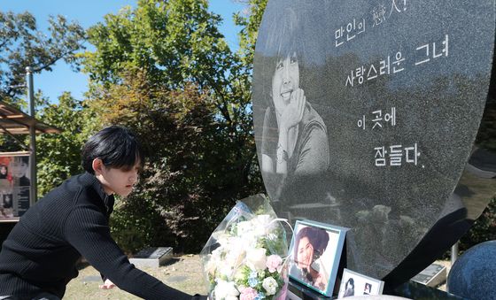 “엄마가 좋아했던 커피”…최환희, 故 최진실 18주기 추모