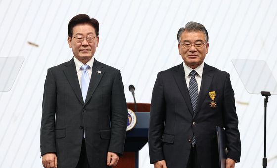 이재명 대통령, 이종삼 대표이사에게 목련장 수여
