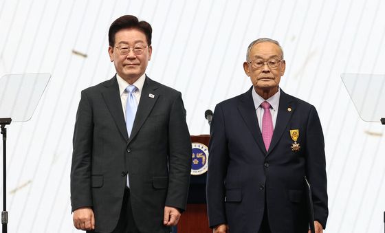 이재명 대통령, 박용열 회장에게 목련장 수여