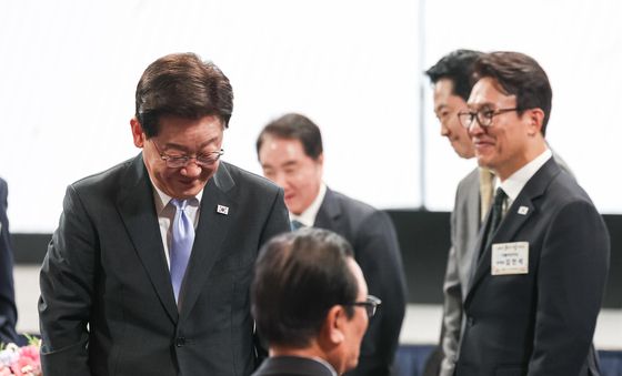 노인의 날 기념식 마친 이재명 대통령