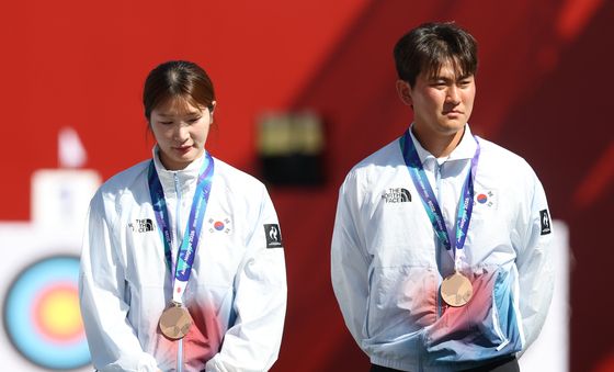 아쉬운 표정의 양궁 선수들