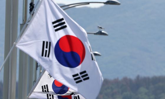 태극기 아래로