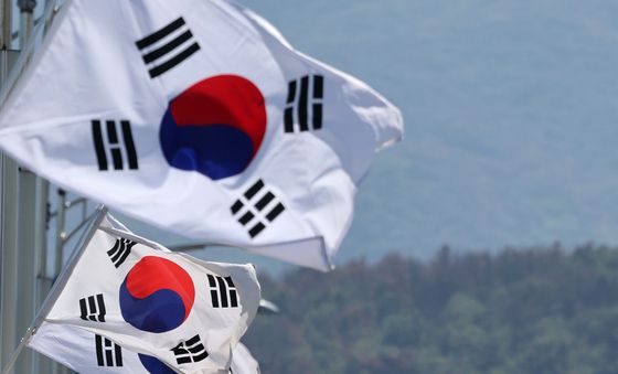 태극기 게양된 포항 연일대교