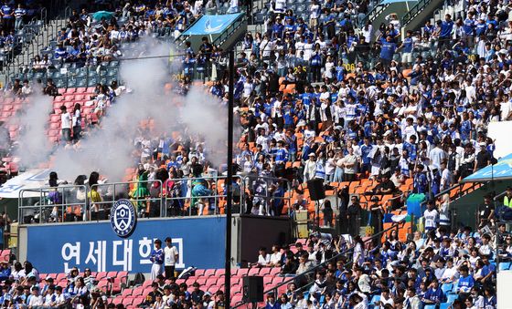 연세대 응원단의 힘찬 함성
