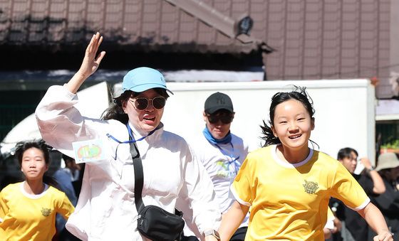 '선글라스' 쓴 어른과 함께 뛰어!
