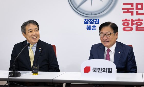미소 짓는 정점식 원내대표와 미즈시마 고이치 주한일본대사