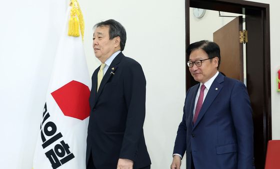 미즈시마 고이치 주한일본대사와 함께 입장하는 정점식 원내대표