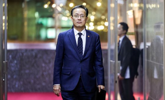 국회의장실 향하는 이형일 부총리