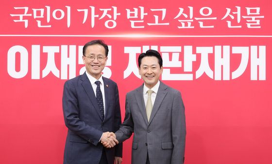 기념촬영하는 장동혁·이형일