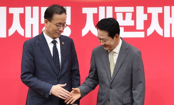 악수하는 장동혁 대표