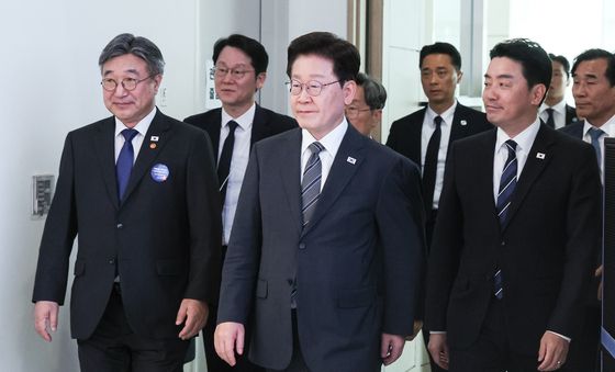민원 혁신 사례보고회 입장하는 이재명 대통령