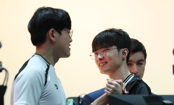 '구마유시' 이신형과 하이파이브 하는 '페이커' 이상혁