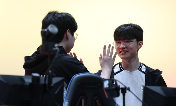 금메달 동료 반기는 '페이커' 이상혁