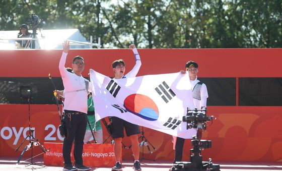 태극기 든 남자 양궁 리커브, '금메달 환호'
