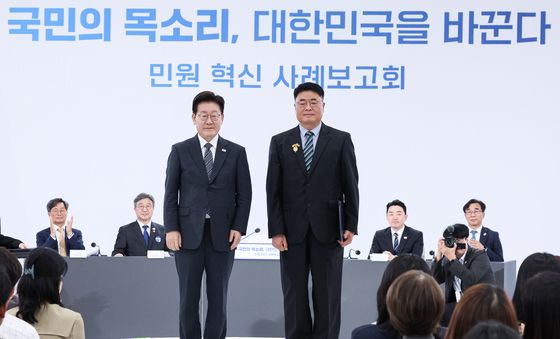 이재명 대통령, 민원해결·제도혁신 우수공무원 포상