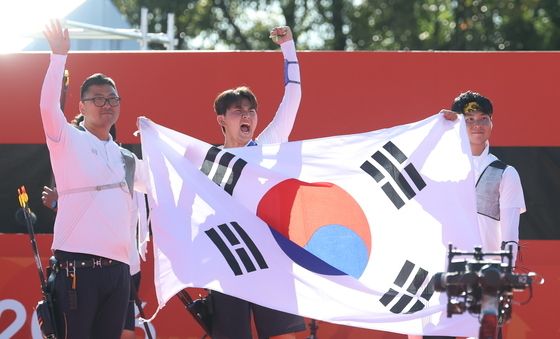 한국 양궁, 리커브 남자 단체전 '금메달'…대회 2연속 우승