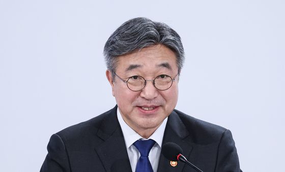 민원 해결 노력·사례 보고하는 윤호중 장관