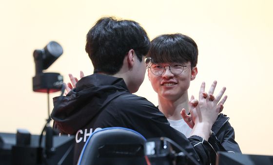 '페이커' 이상혁, 금메달에 환호