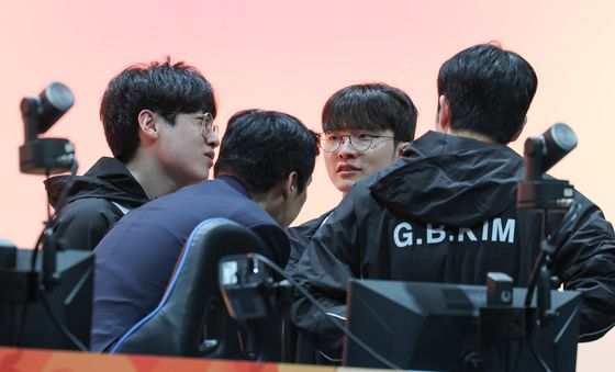 금메달에 선수들 격려하는 '페이커' 이상혁