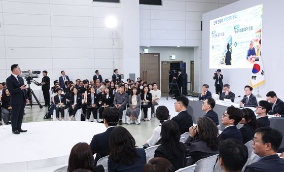 민원 해결 우수사례 경청하는 이재명 대통령