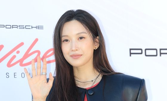 문가영, 빛나는 손 인사