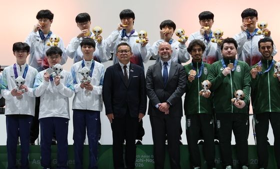 금메달 깨무는 LoL 대표팀