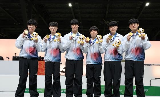 금메달 목에 건 롤 대한민국 국가대표팀