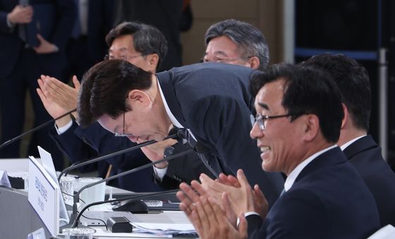 인사하는 이재명 대통령