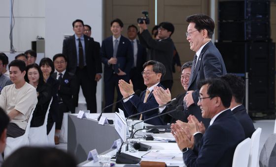 인사하는 이재명 대통령