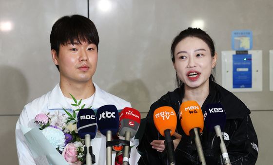 공항 인터뷰하는 '명사수 부부'