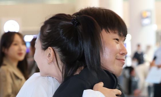 포옹하는 명사수 부부