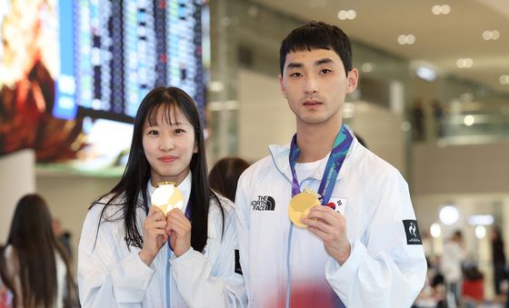 태권도 품새 남녀 동반 金 획득한 윤규성·정하은