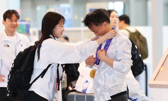 아버지 목에 금메달 걸어주는 정하은