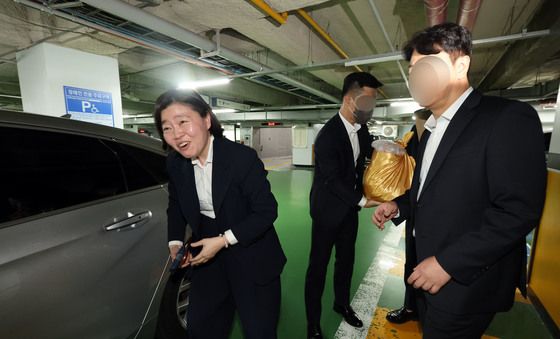 첫 출근길 직원들과 인사하는 임은정 광주중수청장