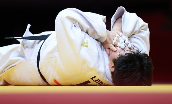 얼굴 감싸진 이현지, 아쉬운 한판패